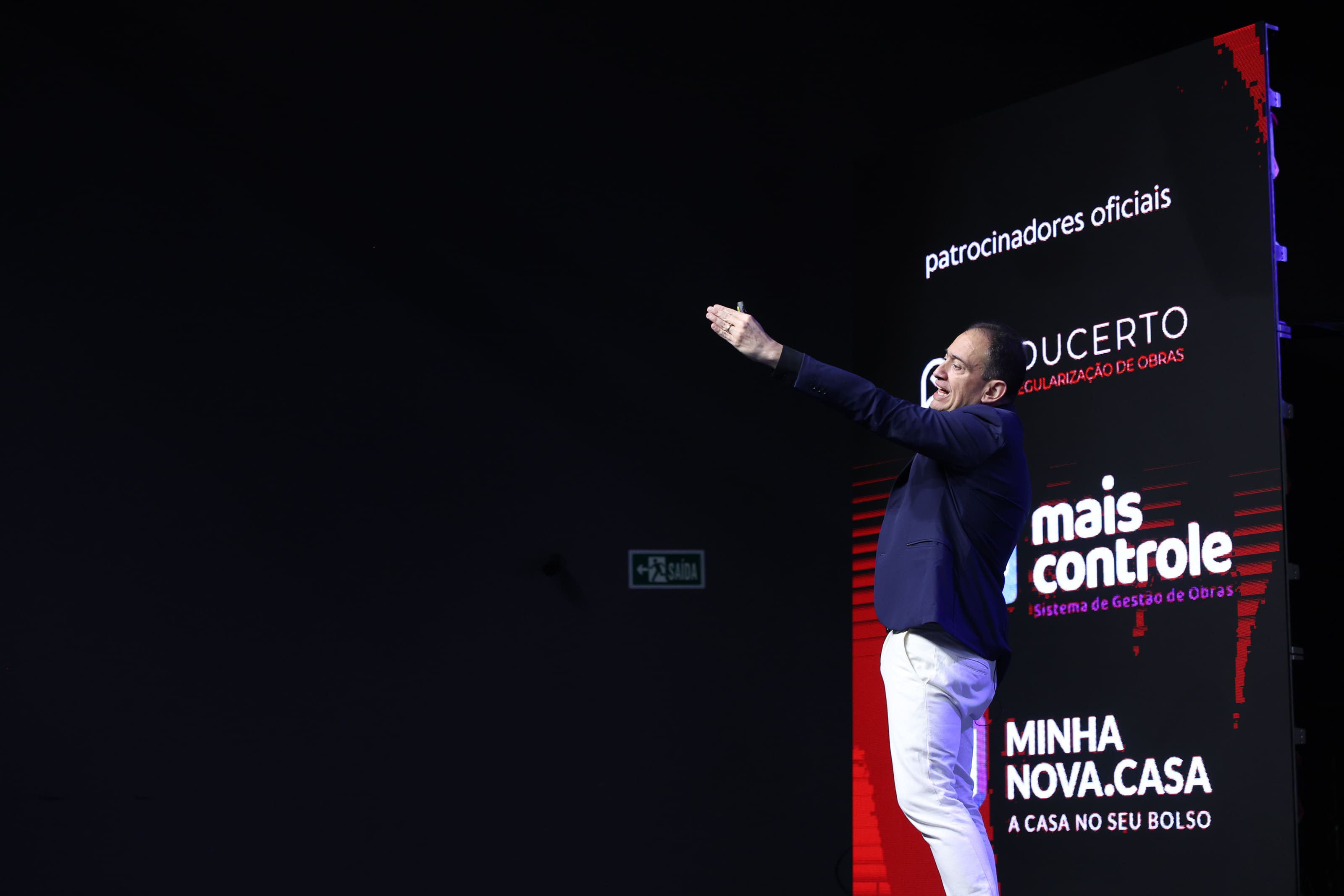 Fernando em gesto expansivo durante palestra